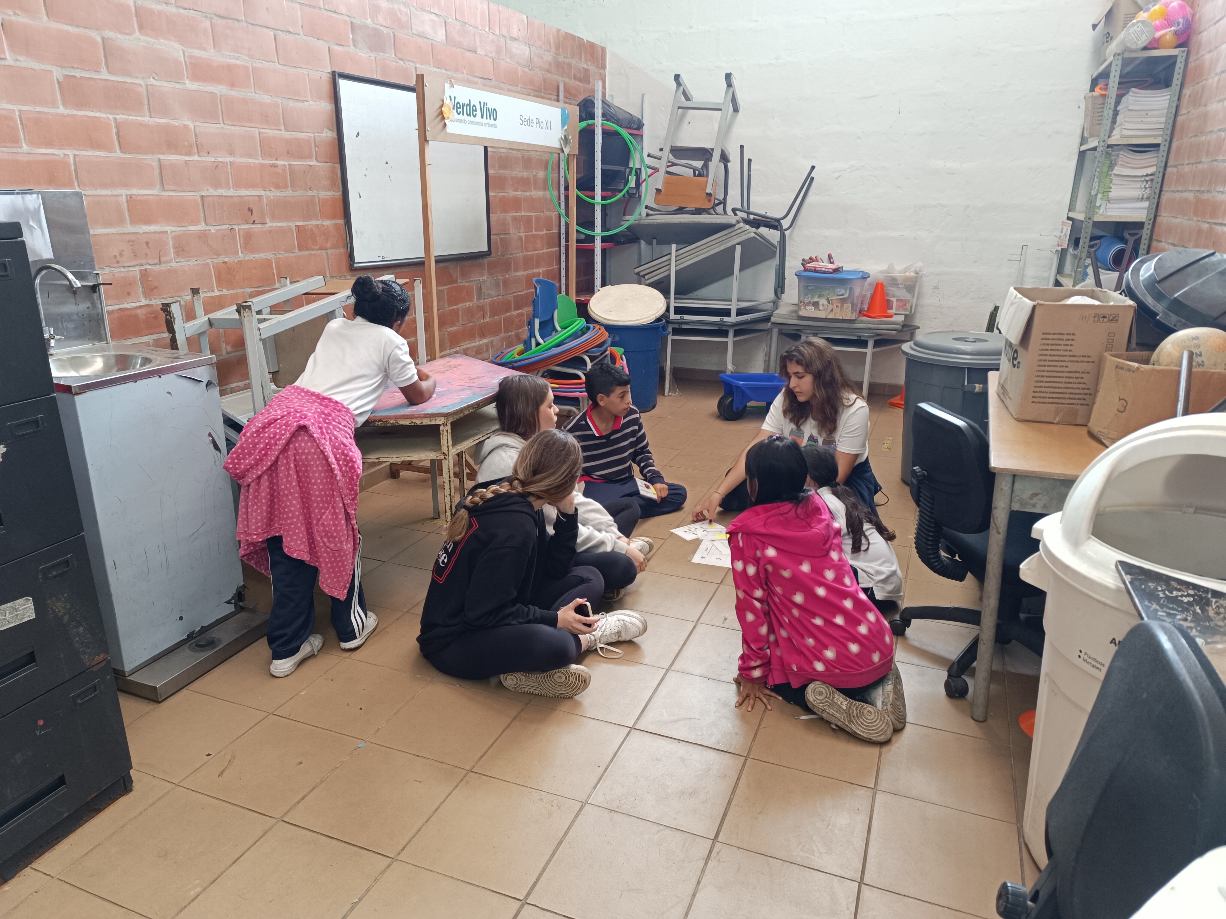 A través de la participación en diversas actividades, los estudiantes colaboran con sus compañeros de la Institución Educativa Pance.