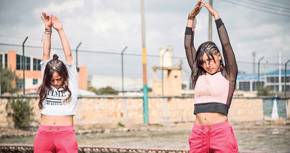  En el ejercicio narrativo que sus directores les proponen a sus protagonistas, en Alis sale a flote mucho del mundo cruel y duro que han vivido y que habitan, pero también florecen sus personalidades únicas, sus sueños y aspiraciones. 