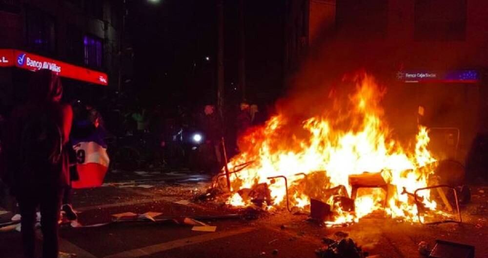 Vandalos atacaron entidades bancarias y otras instalaciones.