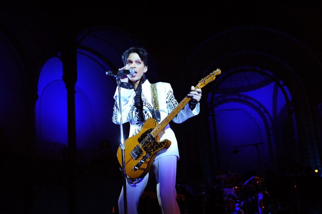 En esta foto de archivo tomada el 11 de octubre de 2009, el cantante estadounidense Prince actúa en el Grand Palais de París. La sucesión de Prince publicará pronto, en 2021, un disco terminado de la variopinta bóveda musical del artista, el primer álbum inédito publicado desde la sorprendente muerte del músico hace cinco años. Foto de Bertrand Guay / GETTY IMAGES NORTH AMERICA / AFP