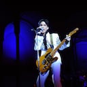 En esta foto de archivo tomada el 11 de octubre de 2009, el cantante estadounidense Prince actúa en el Grand Palais de París. La sucesión de Prince publicará pronto, en 2021, un disco terminado de la variopinta bóveda musical del artista, el primer álbum inédito publicado desde la sorprendente muerte del músico hace cinco años. Foto de Bertrand Guay / GETTY IMAGES NORTH AMERICA / AFP