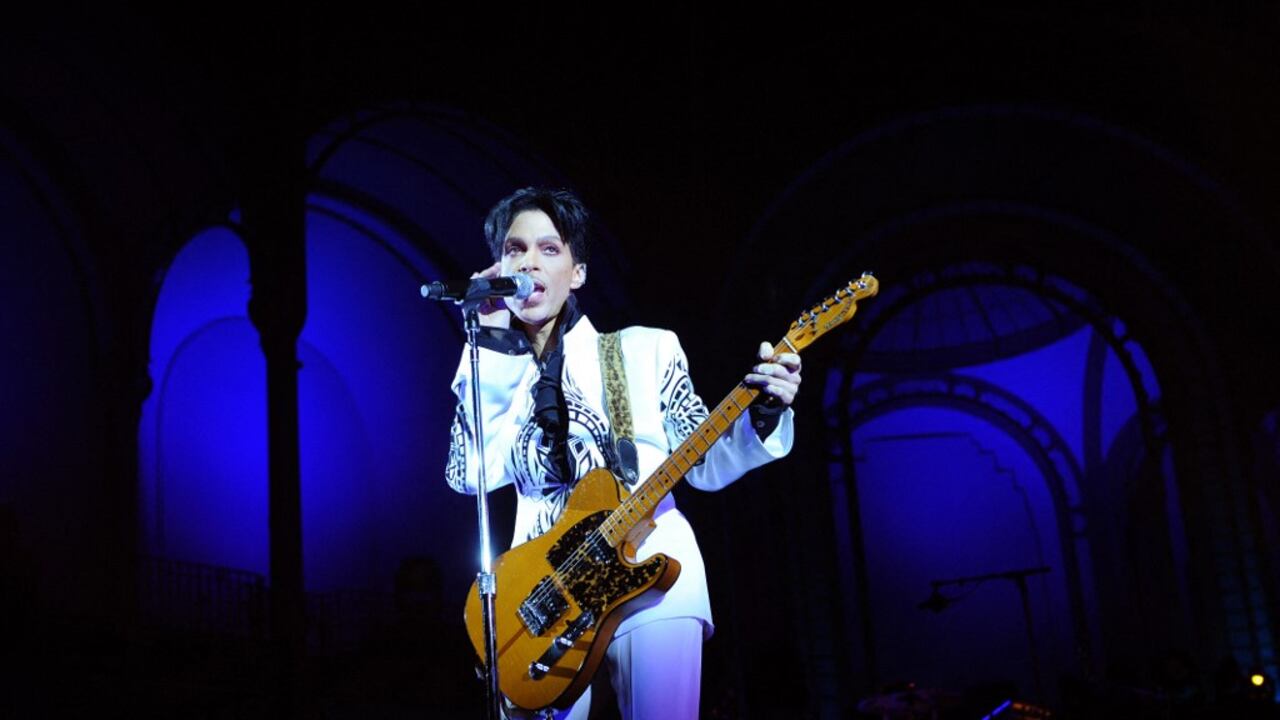 En esta foto de archivo tomada el 11 de octubre de 2009, el cantante estadounidense Prince actúa en el Grand Palais de París. La sucesión de Prince publicará pronto, en 2021, un disco terminado de la variopinta bóveda musical del artista, el primer álbum inédito publicado desde la sorprendente muerte del músico hace cinco años. Foto de Bertrand Guay / GETTY IMAGES NORTH AMERICA / AFP