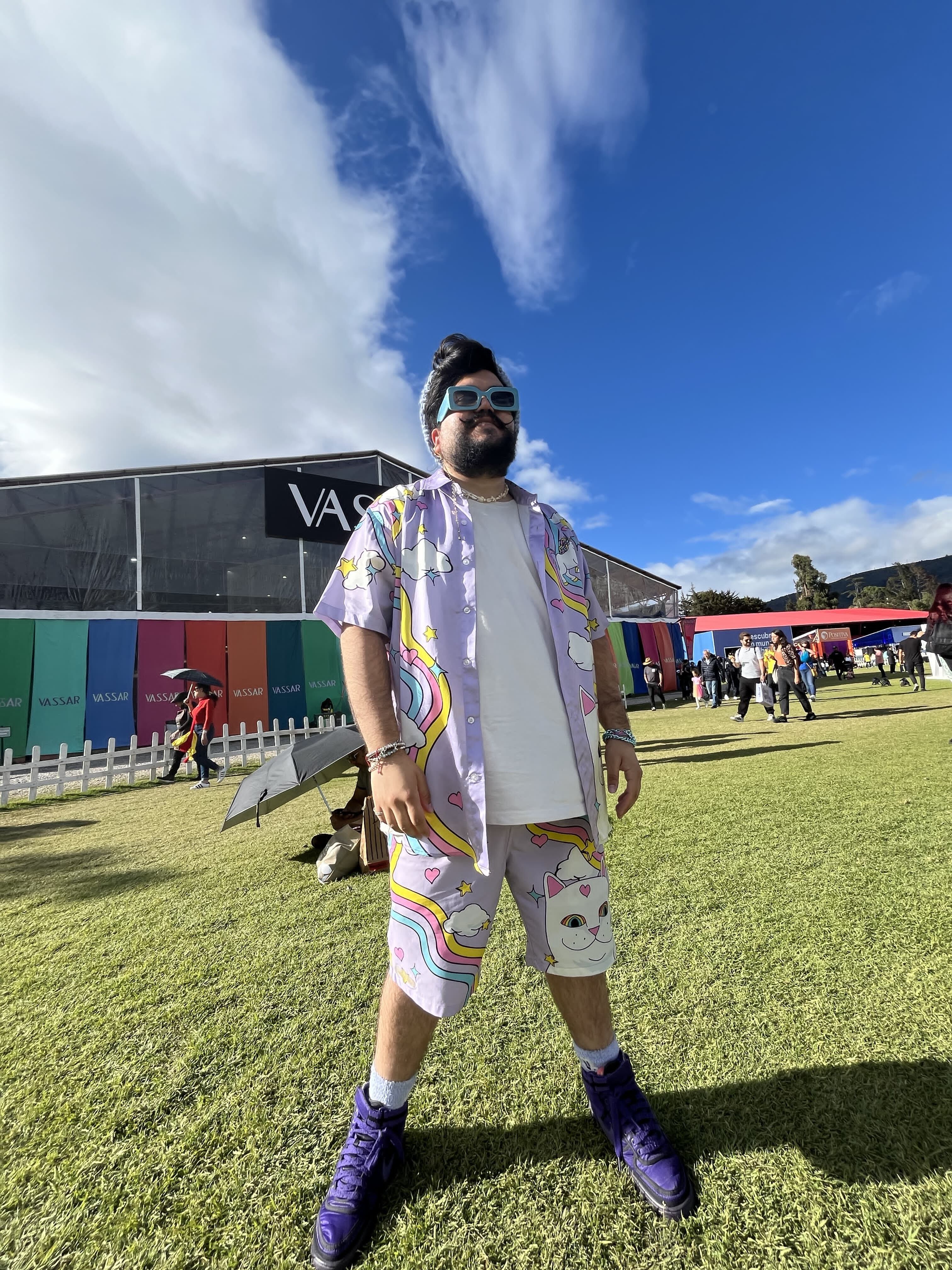 Juan Uricoechea es licenciado en artes escénicas, especialista en gestión educativa y tiene una maestría en teatro y artes vivas de la Universidad Nacional de Colombia.