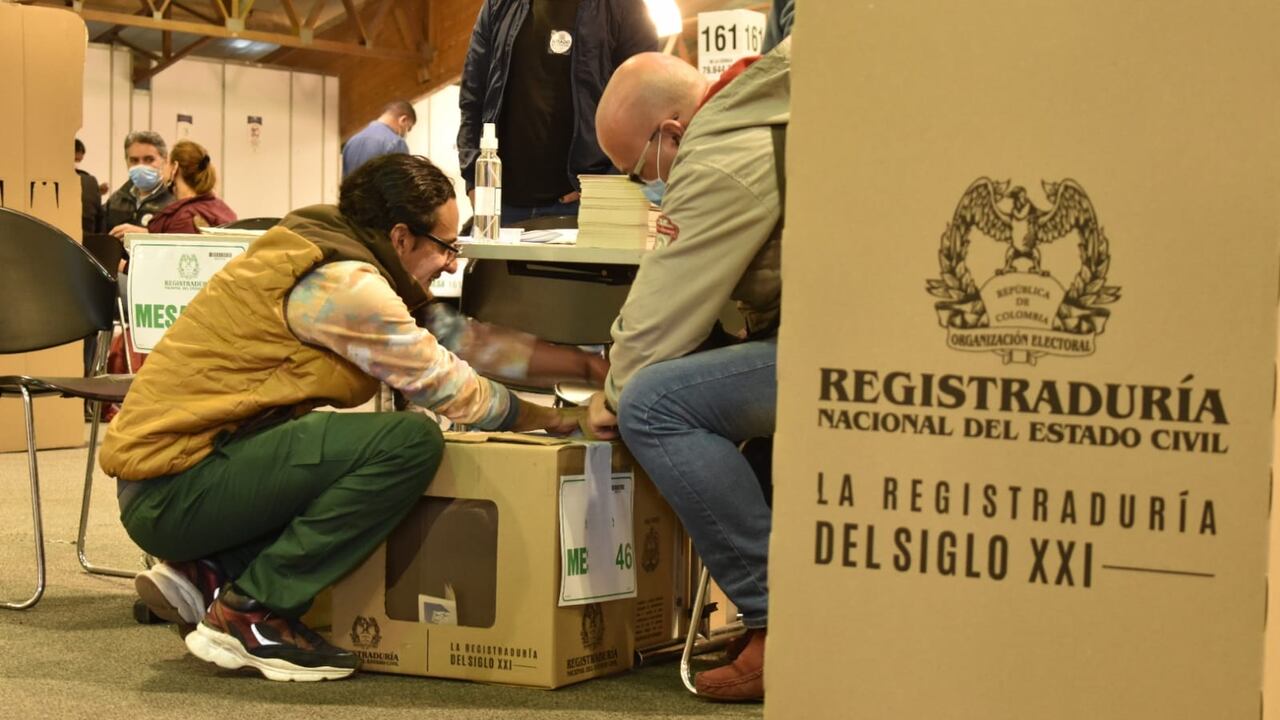 Votación, voto, elecciones, gente votando, urnas, puesto de votación, mesa en Bogotá, Corferias