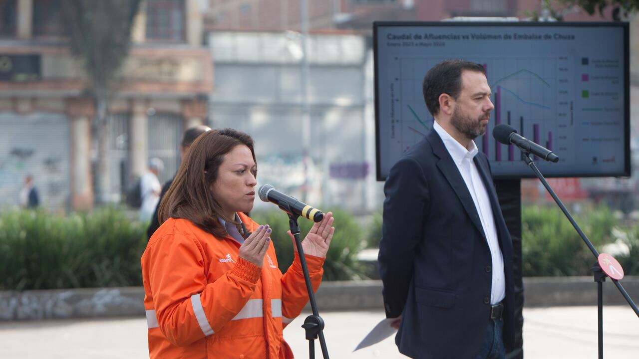 Alcalde Carlos Fernando Galán y la gerente del Acueducto, Natasha Avendaño.