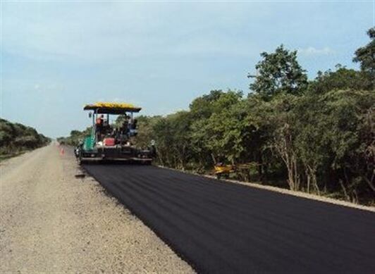 Patria invierte capital y contrata constructores para desarrollar obras de infraestructura en el país.