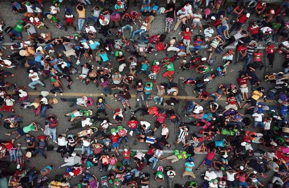 Miembros de una caravana de migrantes con destino a los Estados Unidos cruzan un puente entre los estados mexicanos de Chiapas y Oaxaca luego de que la policía federal los bloqueó brevemente en las afueras de la ciudad de Arriaga, el sábado 27 de octubre de 2018. (Foto AP / Rodrigo Abd)