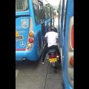 En el clip quedó grabado el motociclista que invadió el carril del MIO e intentó, irracionalmente, pasar en medio de dos buses.
