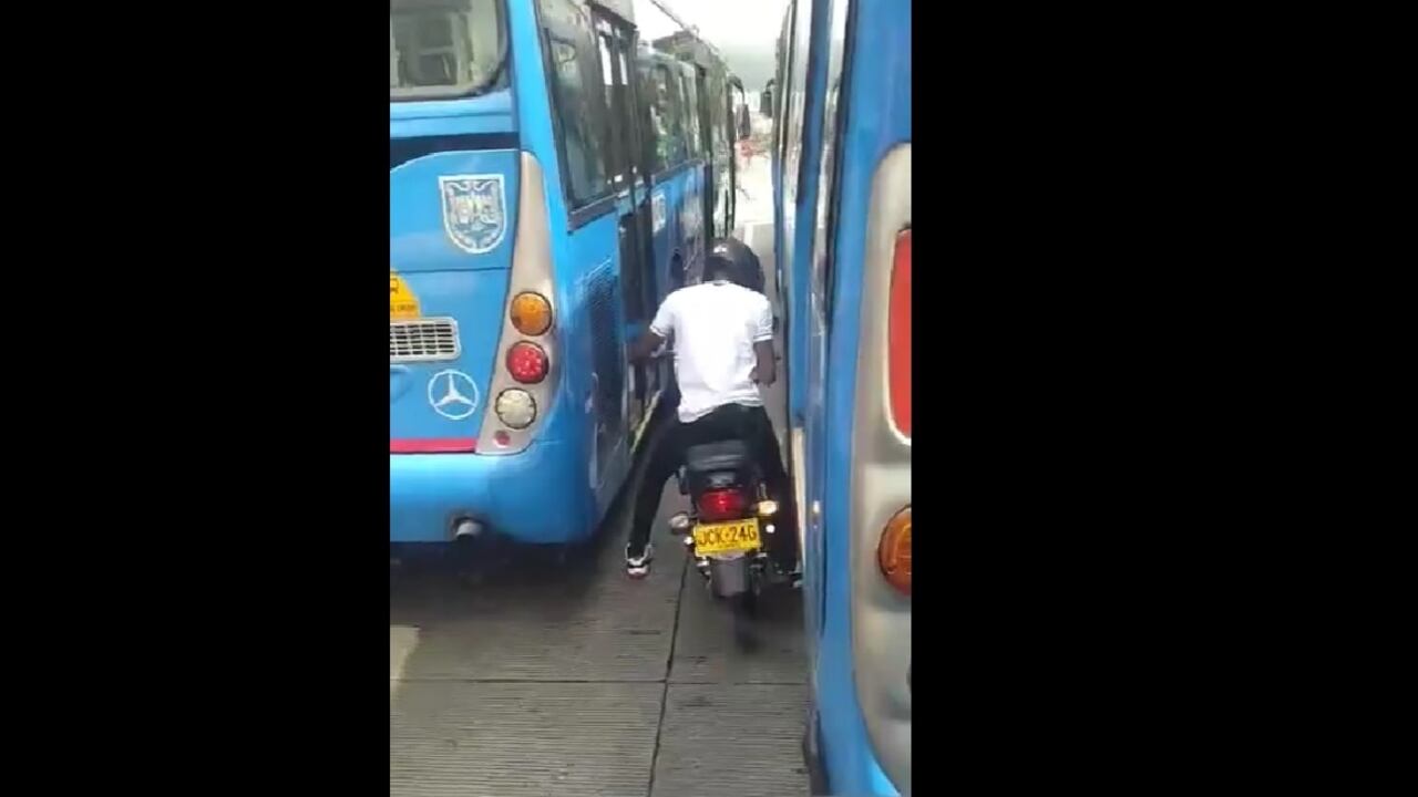 En el clip quedó grabado el motociclista que invadió el carril del MIO e intentó, irracionalmente, pasar en medio de dos buses.