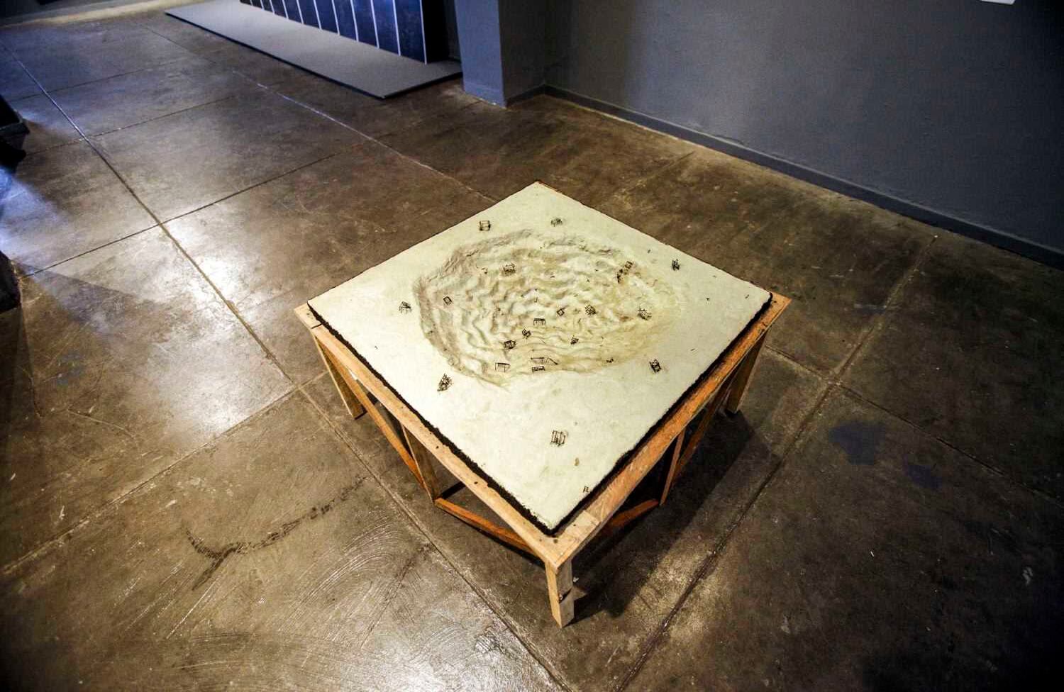 ‘Pesca milagrosa en partes por millón’ de Camilo Bojacá/ En voz de Hernández: “en esta obra, las estructuras están hechas con minas de grafito. Todo lo que se saca de las minas termina poniéndose sobre las ciudades, además la construcción produce el 35% del consumo de la minería”. 