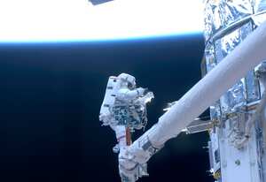 Los astronautas John Grunsfeld y Drew Feustel completaron los trabajos de modernización del telescopio Hubble para alargar su vida hasta 2014, cuando debe estar listo su sucesor, bautizado con el nombre de James Webb. La Administración Nacional para la Aeronáutica y el Espacio (NASA) informó que durante la quinta caminata espacial de 7 horas y dos minutos, los astronautas del transbordador Atlantis completaron el reemplazo de las baterías del telescopio, lanzado al espacio hace 19 años. Un módulo con tres baterías y un peso de 208 kilogramos fue remplazado. Otro módulo había sido cambiado durante la segunda salida espacial.