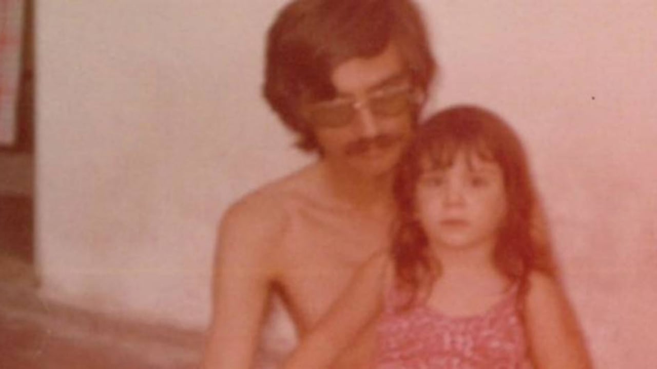 "Salimos a decir que somos hijas biológicas de estos genocidas pero repudiamos lo que hicieron nuestros padres". El de Paula le contó que trabajaba para la policía secreta. Foto: Paula/ Historias Desobedientes.