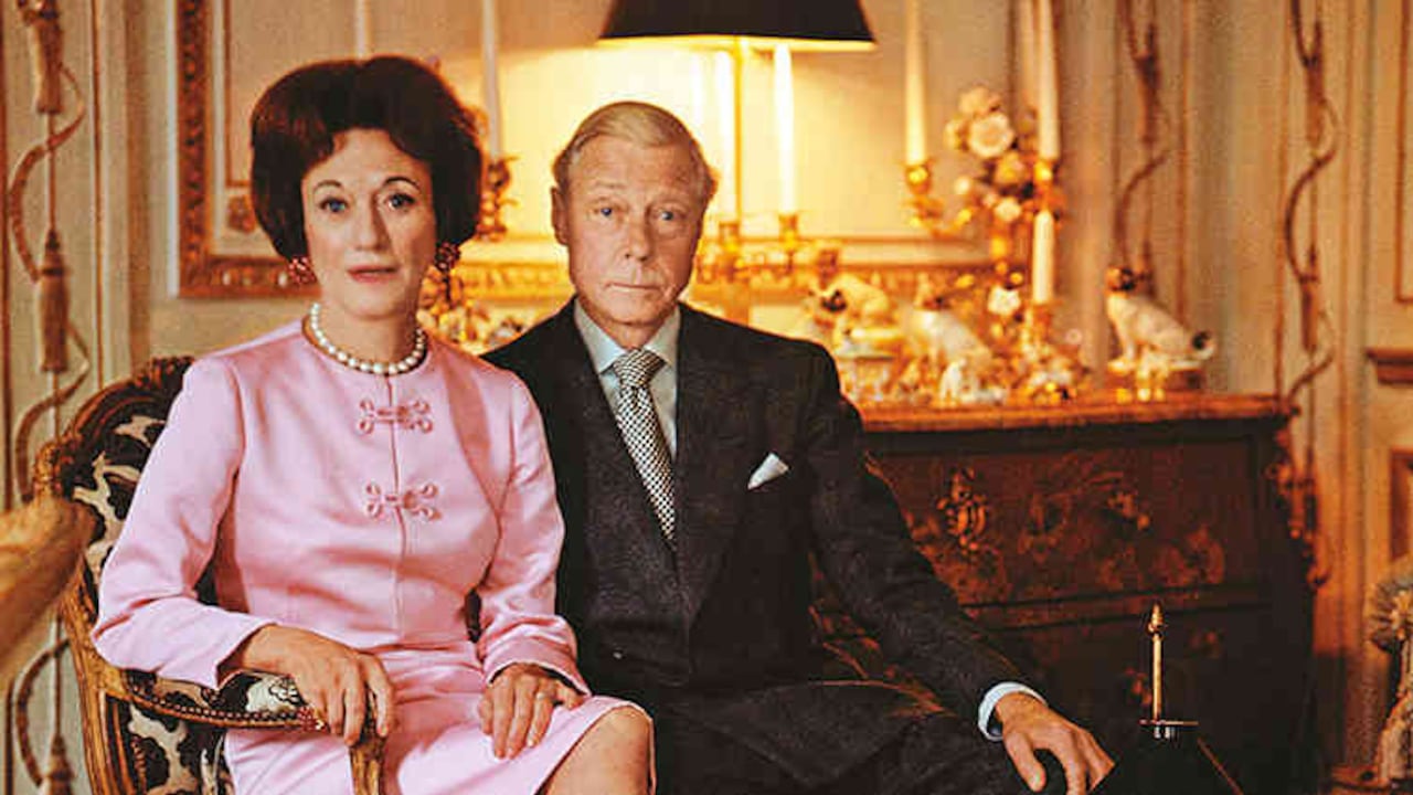 Wallis le dictaba sus órdenes al exrey de Inglaterra y exemperador de India cada mañana y lo insultaba hasta dejarlo sumido en las lágrimas. En 1964 posaron para Vogue en su casa del Bois de Boulogne, en París.