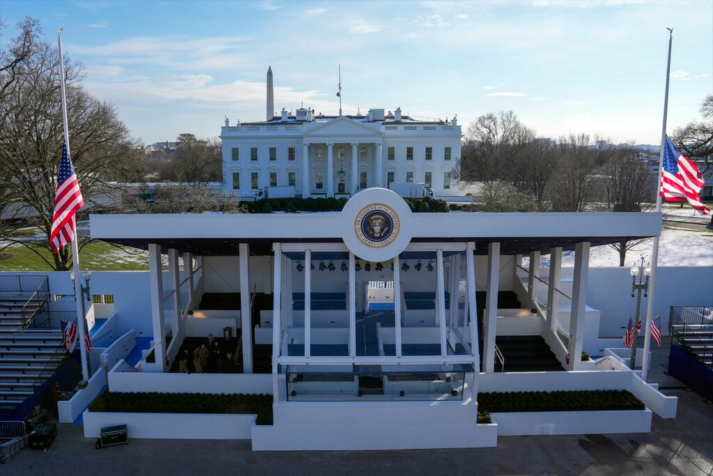Trabajadores continúan con los últimos detalles de la tribuna de observación presidencial afuera de la Casa Blanca, el jueves 16 de enero de 2025, en Washington, previo a la toma de posesión del presidente electo Donald Trump. (Jon Elswick vía AP)