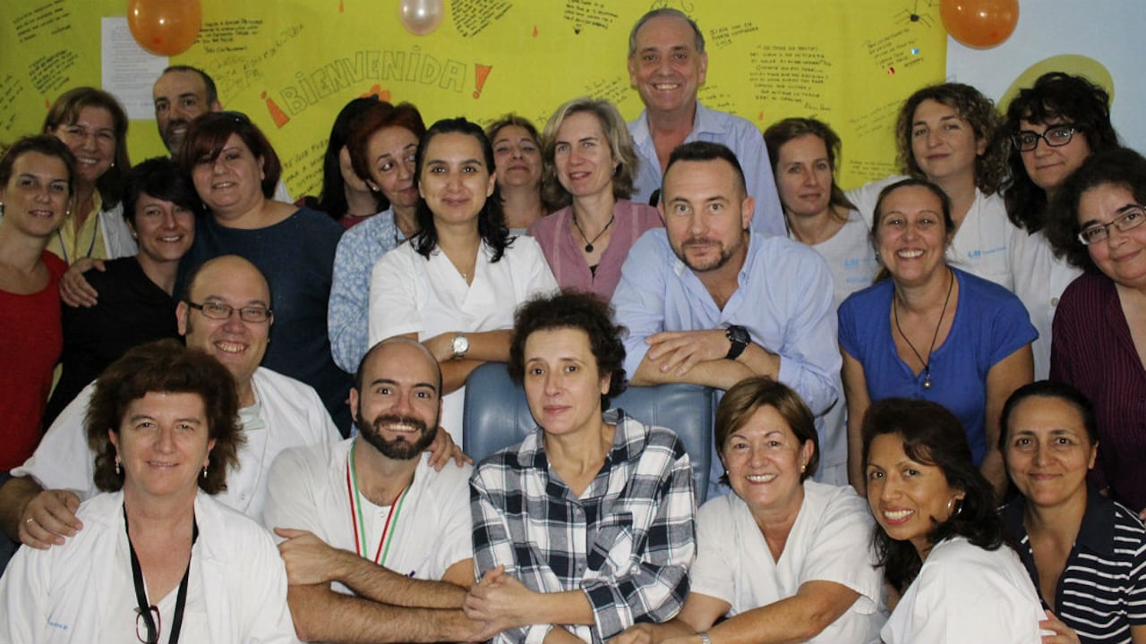 La auxiliar de enfermería Teresa Romero posa con sus compañeros y su marido, Javier Limón, tras ser trasladada a planta esta tarde en el Hospital Carlos III.