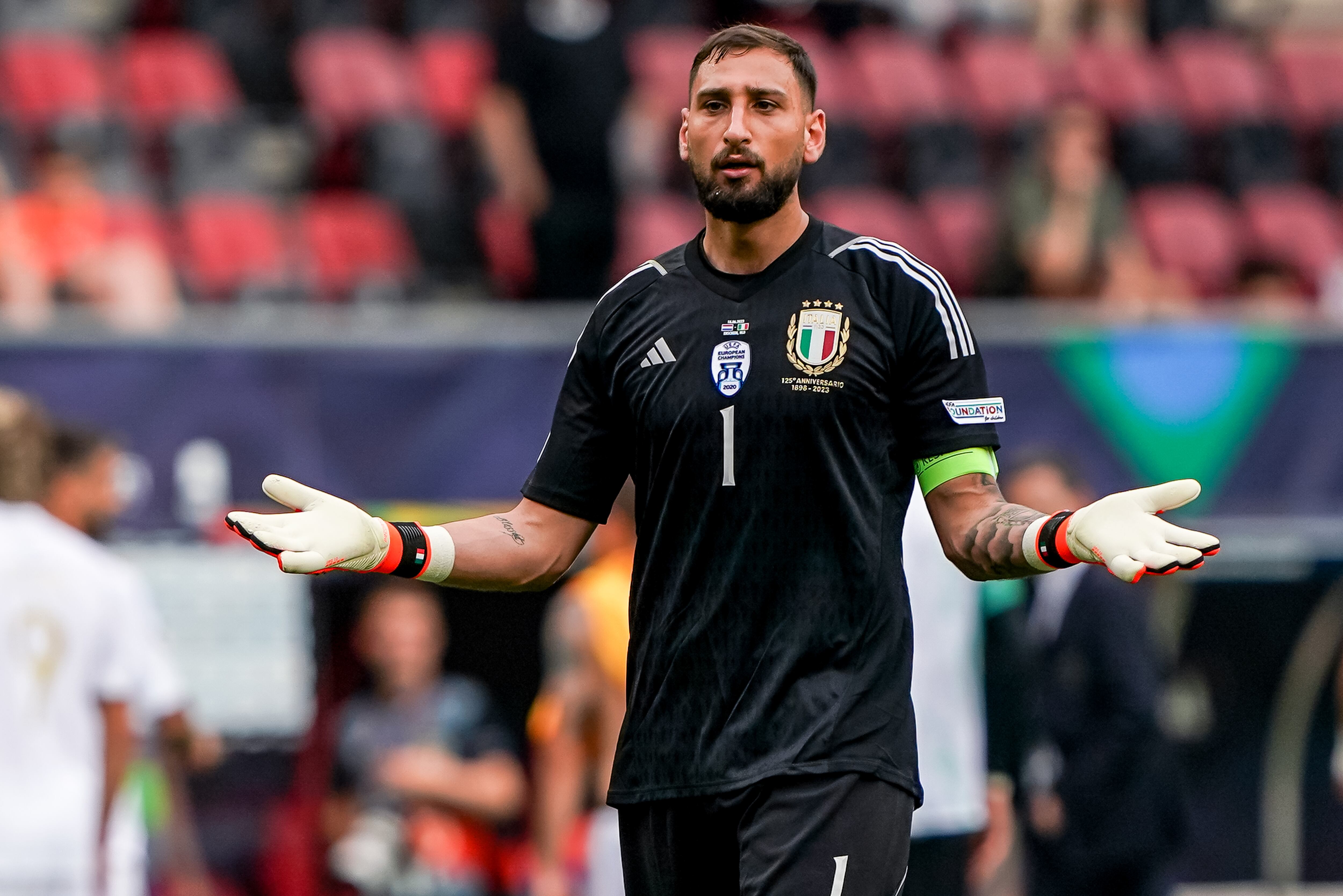 El portero Gianluigi Donnarumma de Italia reacciona durante el partido por el tercer lugar de la Liga de Naciones de la UEFA entre Holanda e Italia en el estadio FC Twente el 18 de junio de 2023 en Enschede, Holanda. (Foto de Andre Weening/Agencia BSR/Getty Images)