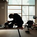 A través de un sistema de inteligencia artificial que imita las señales eléctricas que conectan el cerebro con las piernas un grupo de neurocientíficos lograron que tres personas recuperar el movimiento en sus extremidades.