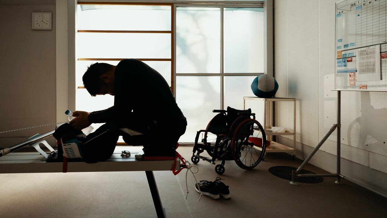 A través de un sistema de inteligencia artificial que imita las señales eléctricas que conectan el cerebro con las piernas, un grupo de neurocientíficos lograron que tres personas recuperaran el movimiento en sus extremidades.