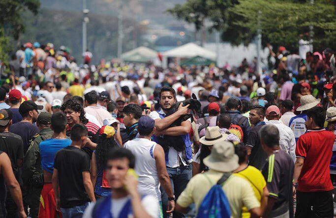 En medio del tumulto un hombre protege a su mascota. Foto: Diana Rey Melo SEMANA