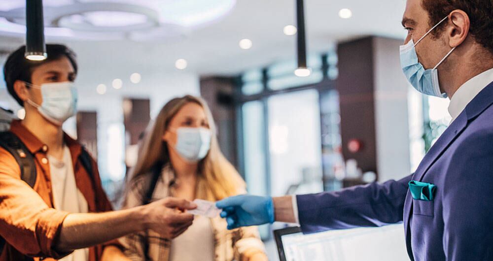 En el caso de Argentina: en varias regiones se han venido implementando los pases sanitarios, pero no para poder ingresar a un restaurante, cine o demás, sino para poder ampliar el aforo máximo permitido, que actualmente puede recibir 30% o 50% de clientela, pero con el documento esto se amplía un 20%.