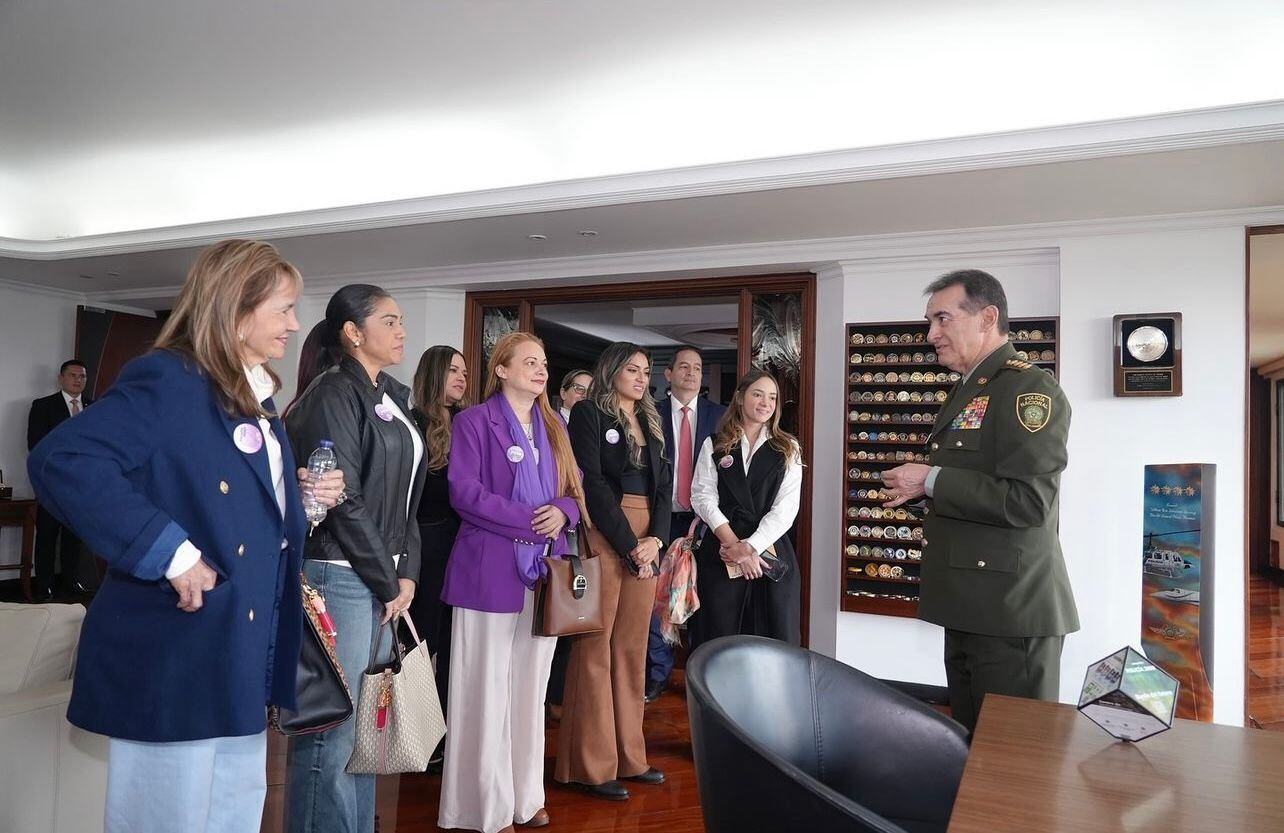 ‘Bancada Púrpura’ reunida con el director de la Policía Nacional.
