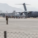Foto proporcionada por el Cuerpo de Marines de los EE. UU., Los evacuados se embarcan en un Boeing C-17 Globemaster III de la Fuerza Aérea de los EE. UU. Durante una evacuación en el Aeropuerto Internacional Hamid Karzai en Kabul, Afganistán. (Sargento Samuel Ruiz / Cuerpo de Marines de EE. UU. A través de AP)
