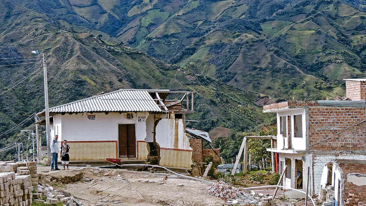 Una falla geológica resquebrajó a Inga de Aponte y hoy pocos viven allí. Los que quedan obtienen su sustento de cultivar de café especial de altura y esperan la ayuda del gobierno. (*Periodista)