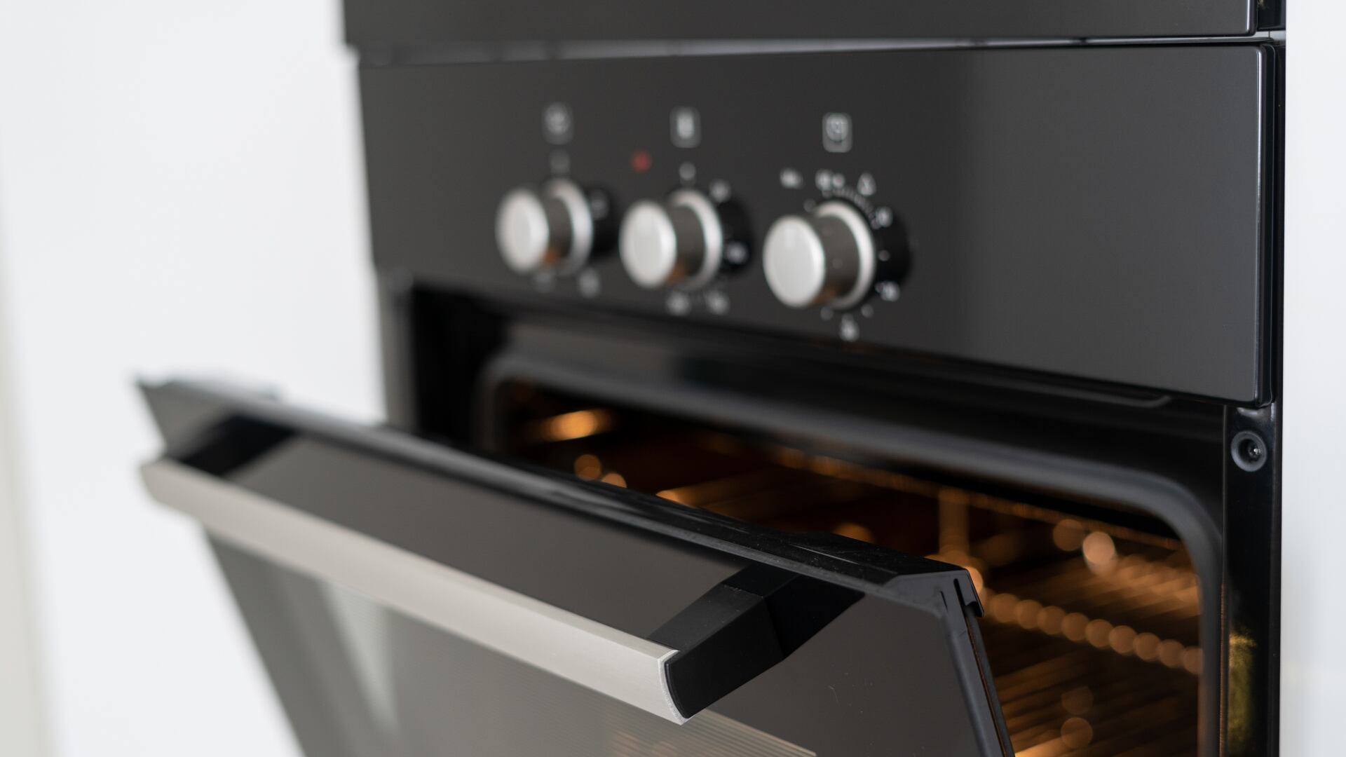 El horno es uno de los electrodomésticos más fundamentales en la cocina.