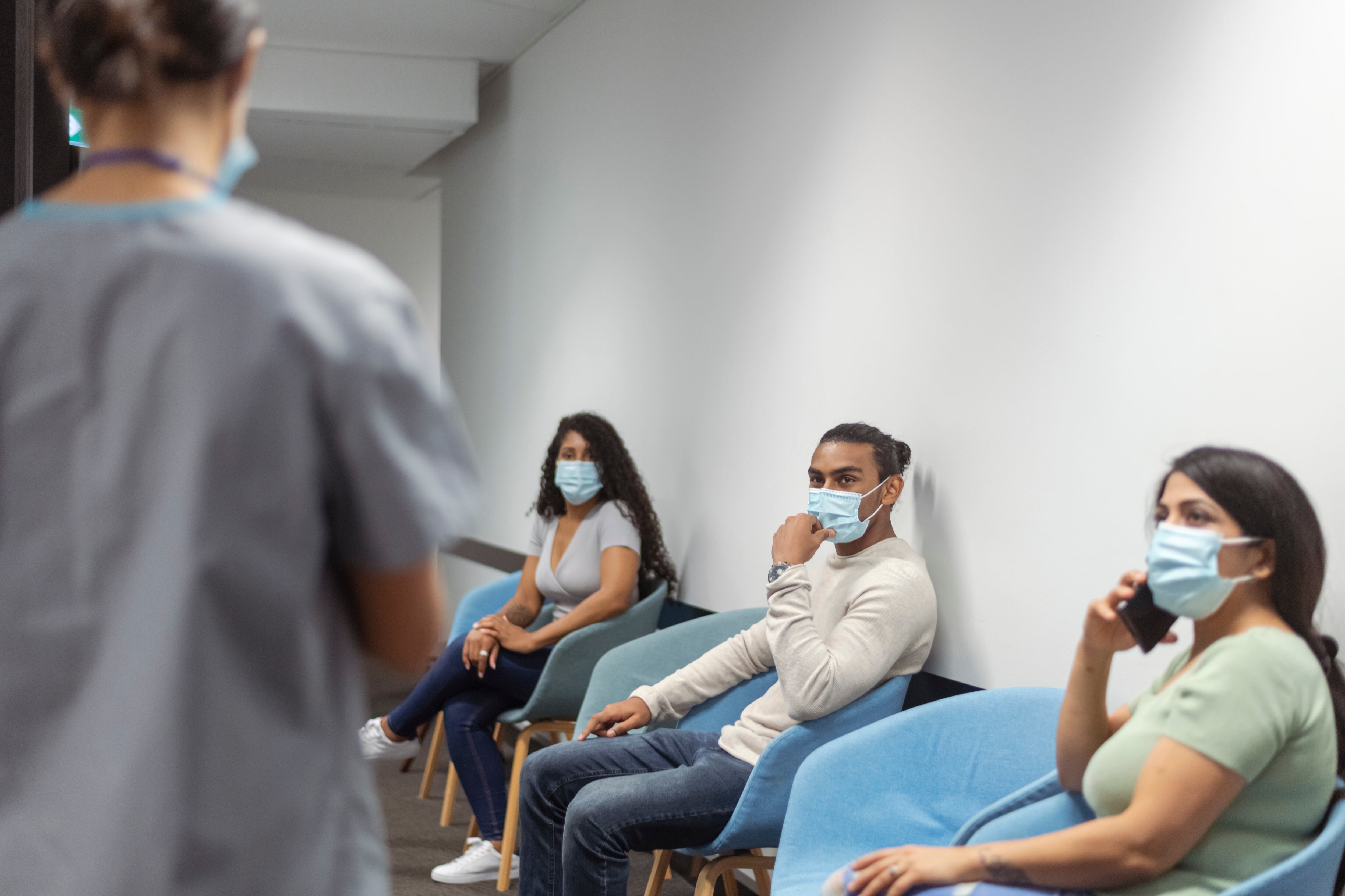 El gobernador de California, Gavin Newsom, calificó la acción como "posiblemente ilegal" y un abuso que atenta contra la privacidad de familias inmigrantes.