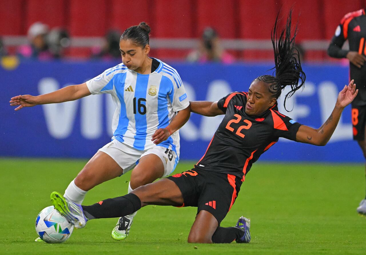 Vibrante partido entre Argentina y Colombia por las semifinales de la Copa América femenina.