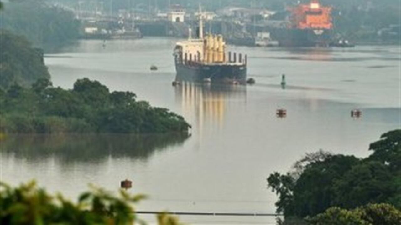 La Autoridad del Canal de Panamá indicó que las operaciones en la vía acuática no se afectarán por la falta de fluido, dado que cuenta con su propio sistema de generación en la planta de Miraflores.
