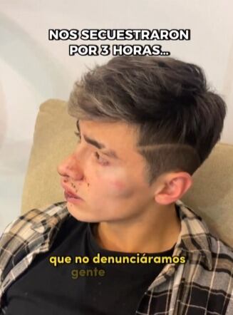 'El chico de la ruana' fue violentado en medio de un robo en Bogotá. Foto: Instagram @julianpinillaa