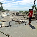 Un hombre inspecciona una carretera destruida después de una inundación en Dili, Timor Oriental, el martes 6 de abril de 2021. Varios desastres provocados por el clima severo en el este de Indonesia y el vecino Timor Oriental han dejado varias personas muertas o desaparecidas. Foto: AP / Kandhi Barnez.