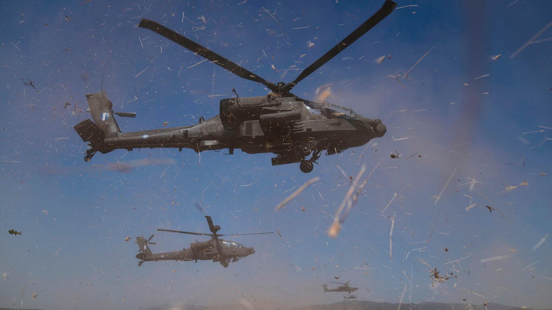 Los helicópteros Apache del ejército griego vuelan mientras los soldados participan en el ejercicio militar de Respuesta Inmediata 25 dirigido por los Estados Unidos en Petrochori, norte de Grecia
