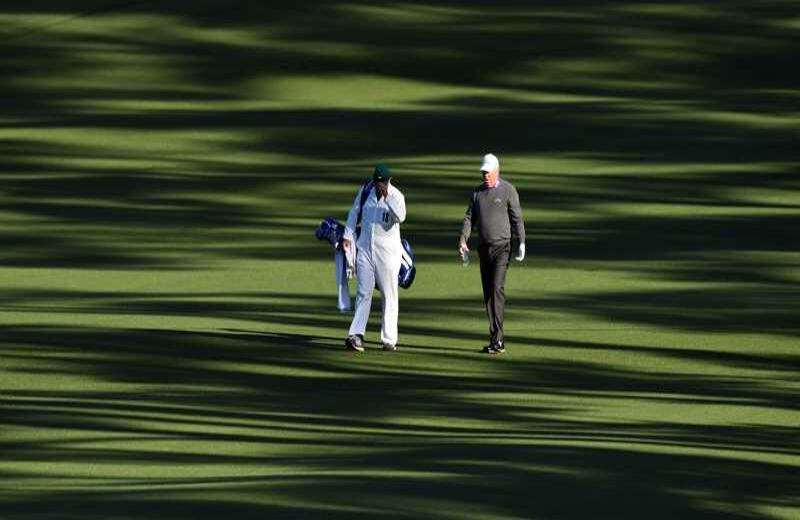 El golfista Mark O'Meara camina con su caddie durante una práctica previa al inicio de la versión 80 del torneo Masters de Augusta, en Georgia.
