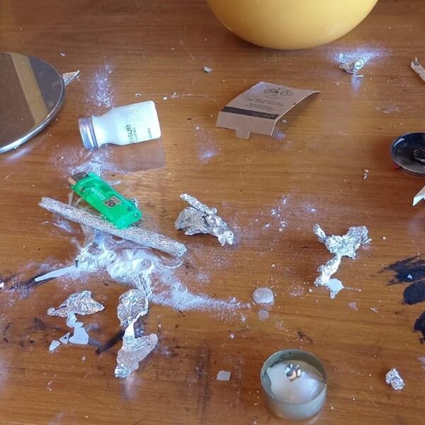 En las fotos hay aparentes muestras de consumo de drogas.