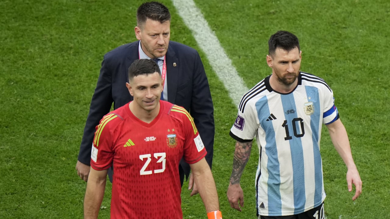 'Dibu' Martínez y Lionel Messi tras el estrepitoso debut en el Mundial Qatar 2022.