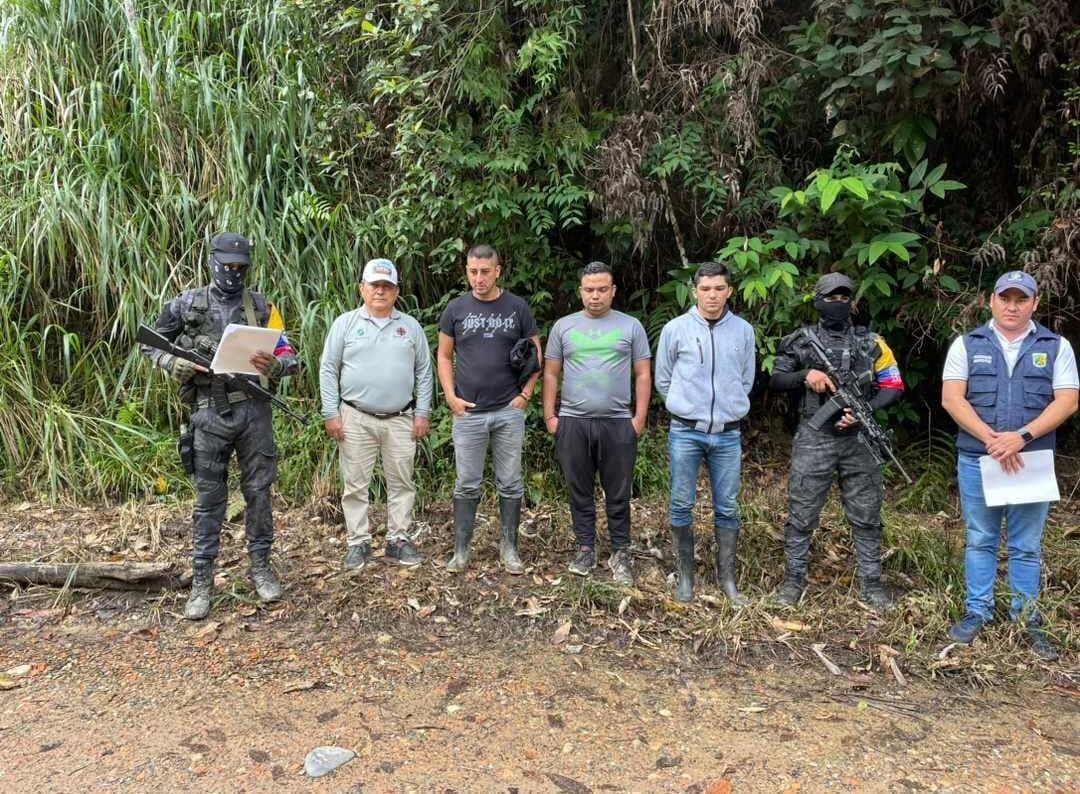 SEMANA conoció que los uniformados estaban retenidos por alias Andrey, cabecilla del GAOR E-33.