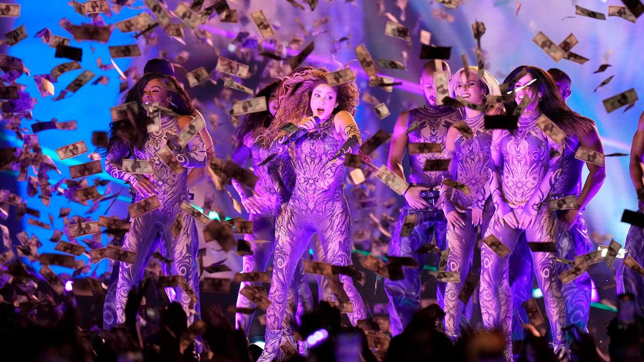 Shakira actúa durante su gira mundial "Las Mujeres Ya No Lloran", o Women Don't Cry Anymore, en la Ciudad de México.