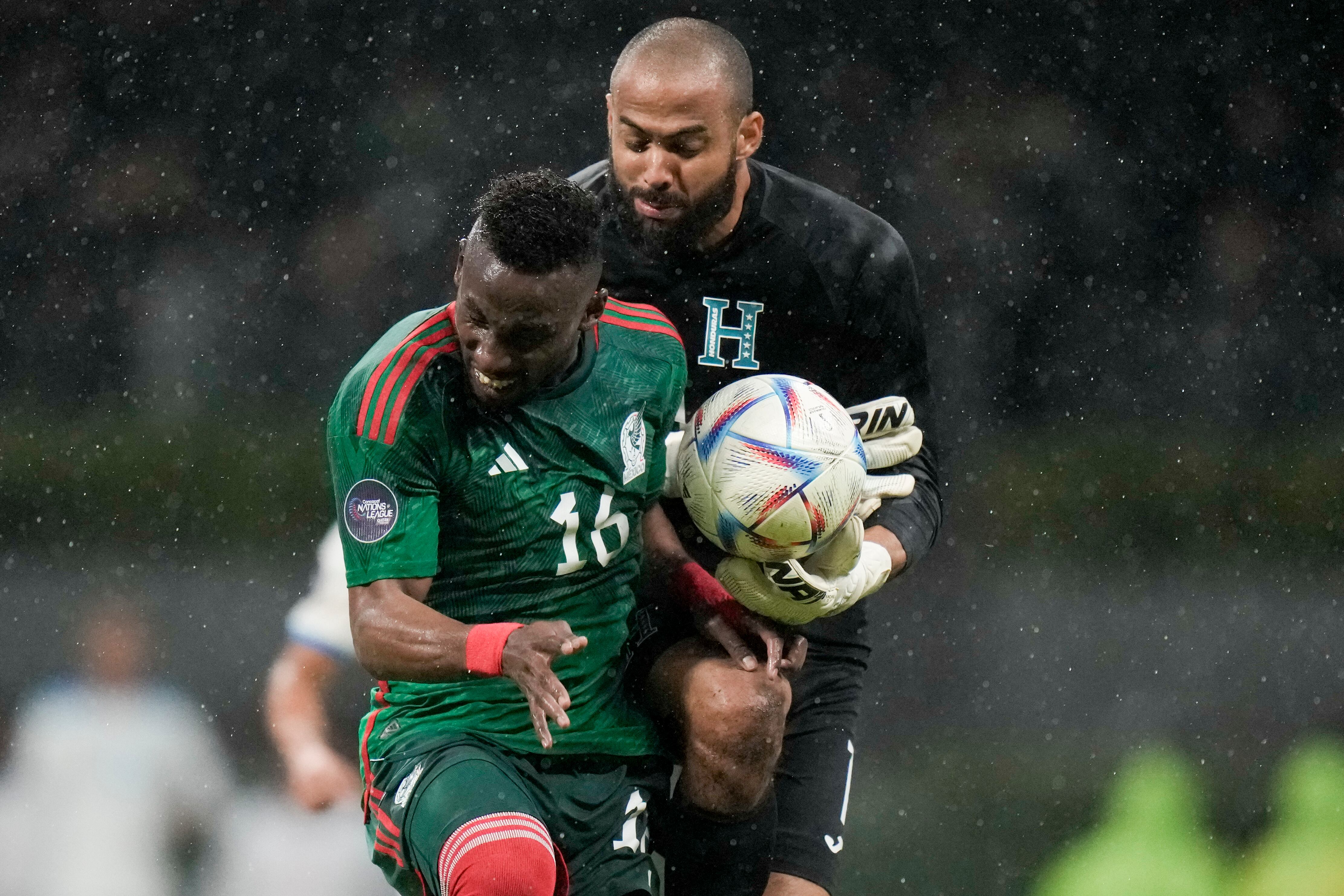 Honduras's goalkeeper Edrick Menjivar, right, and Mexico's Julian Quinonez vie for the ball during a Concacaf Nations´ League quarterfinal second leg soccer match at Azteca stadium in Mexico City, Tuesday, Nov. 21, 2023. (AP Photo/Eduardo Verdugo)