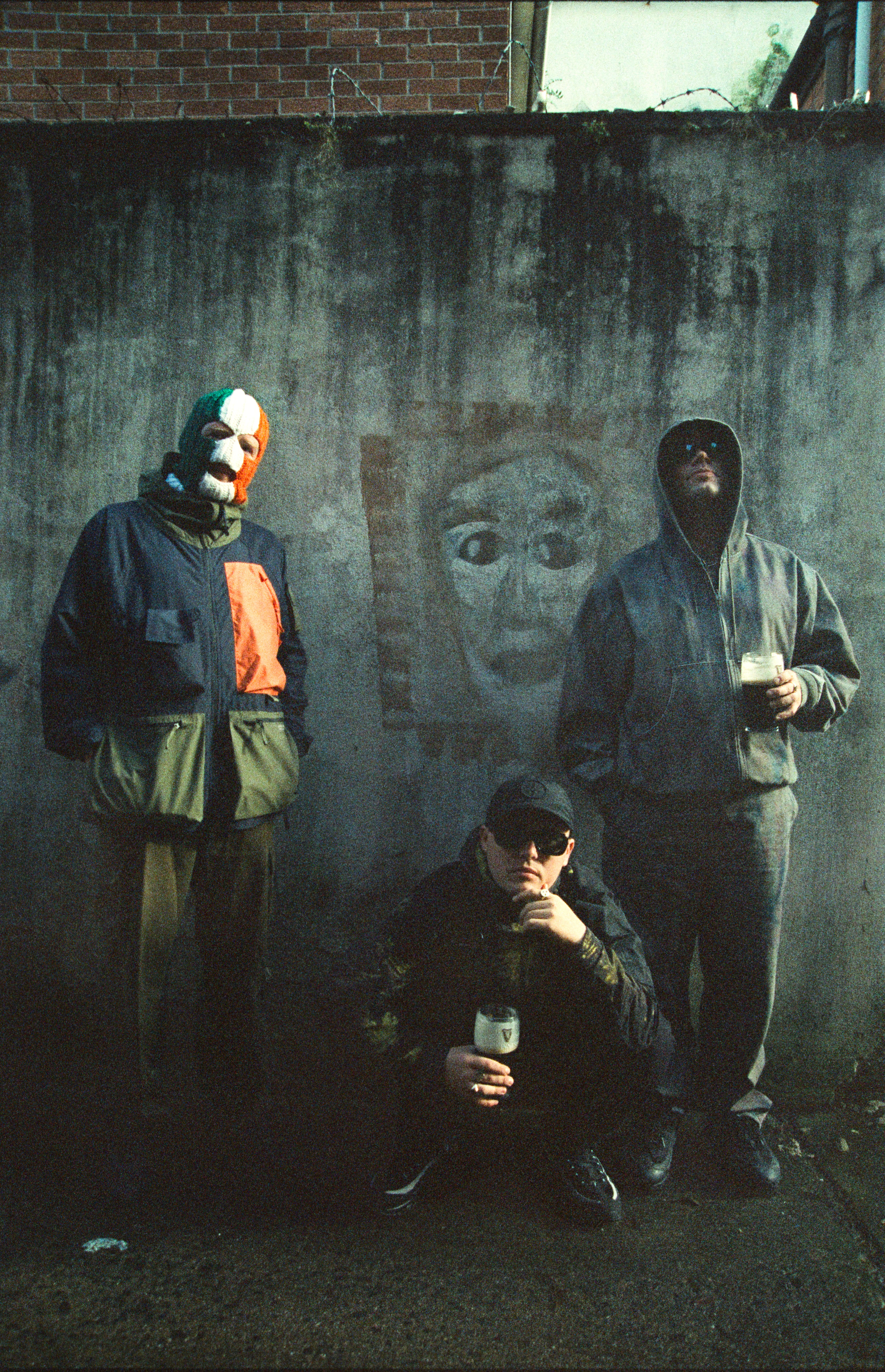 La agrupación maneja una línea entre el activismo, la ironía y la provocación. La componen DJ Próvaí, Mo Chara y Móglaí Bap, nativos de una Irlanda que quieren unificada.