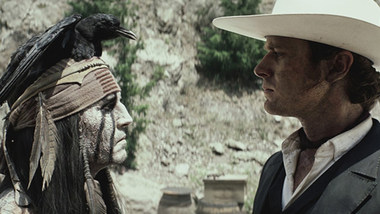 El llanero (Armie Hammer) y Toro (Johnny Depp) se unen para enfrentar a una banda de vaqueros.