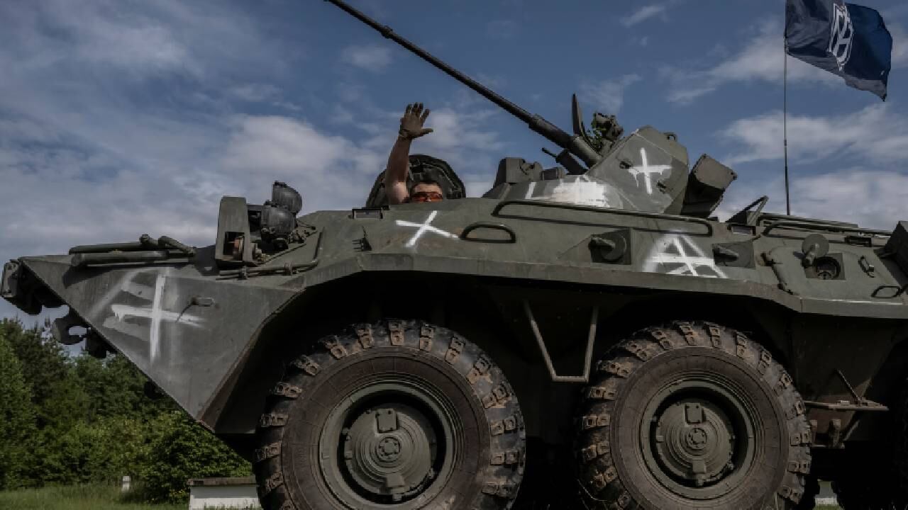 Archivo. Miembros del Cuerpo de Voluntarios Rusos son vistos cerca de la frontera rusa, en Ucrania.