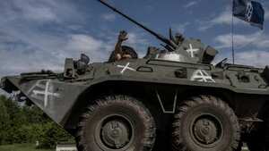 Archivo. Miembros del Cuerpo de Voluntarios Rusos son vistos cerca de la frontera rusa, en Ucrania.