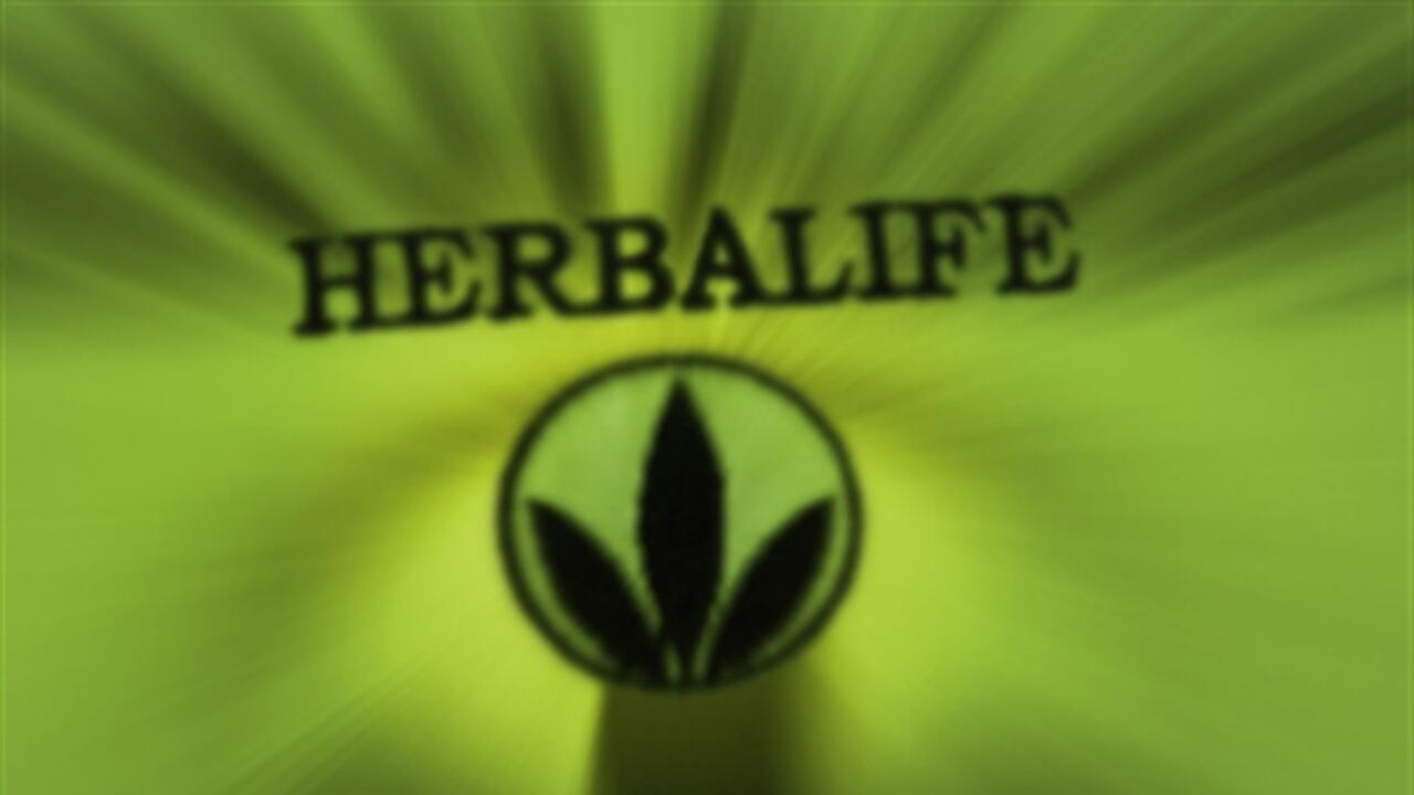 Herbalife una empresa de marketing multinivel tiene un modelo en donde los vendedores ganan dinero vendiendo sus productos y reclutando a nuevos miembros.