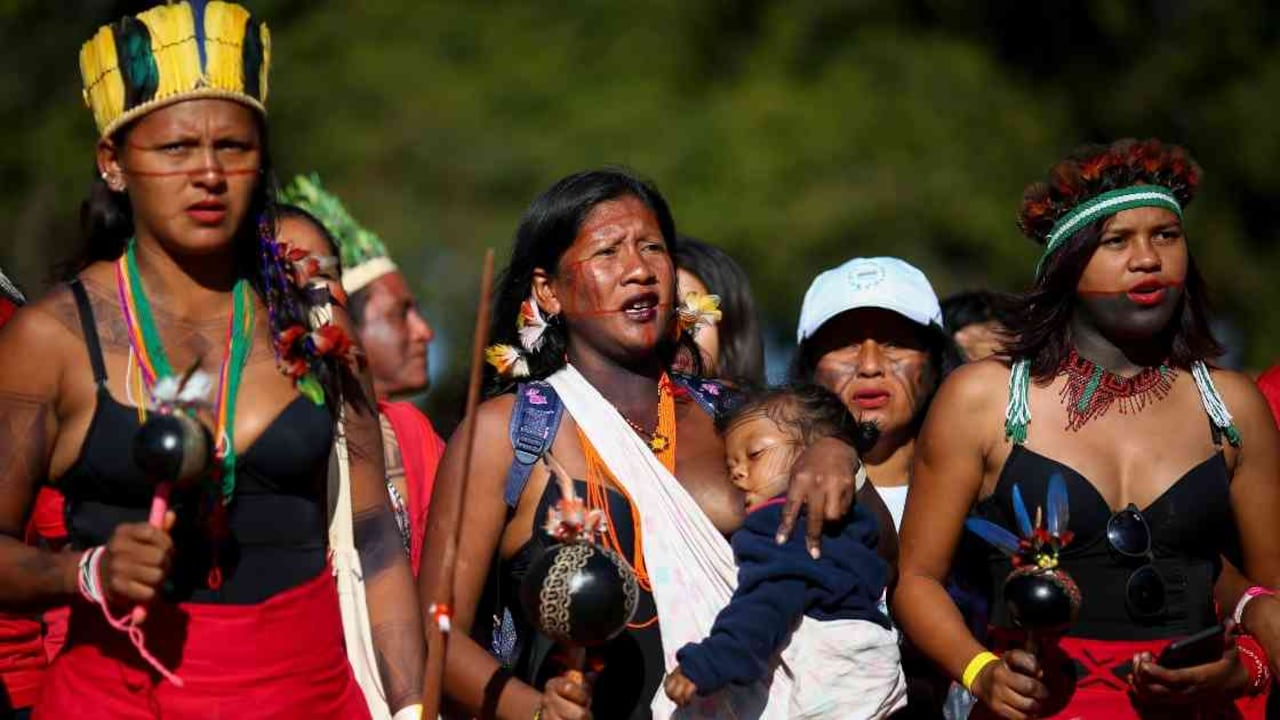 Siete líderes indígenas de Brasil realizará una gira por 12 países europeos para denunciar las "serias violaciones" a sus comunidades por parte del Gobierno. Foto: Sergio Lima/AFP