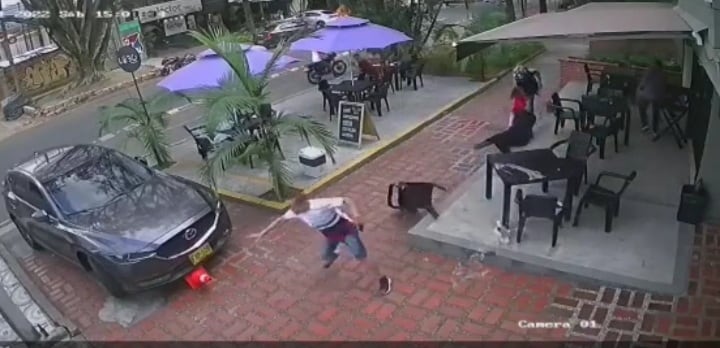 Una niña entre los dos y tres años de edad casi queda en medio de las balas.