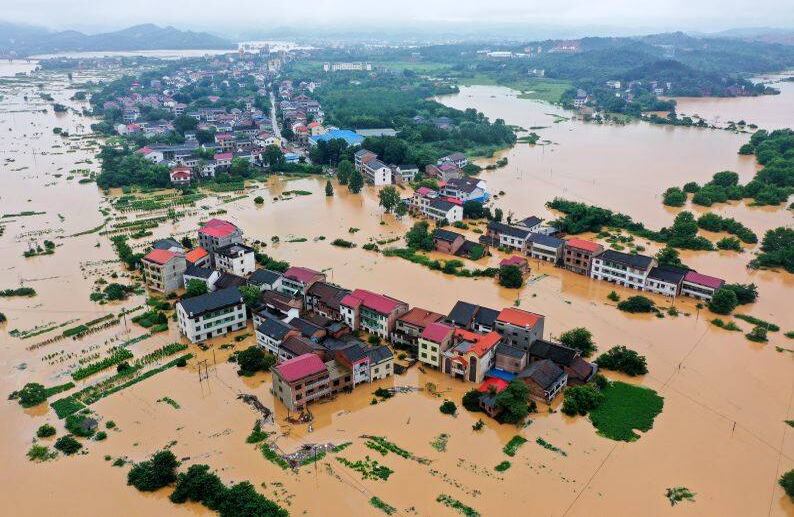 Esta fotografía aérea tomada el 9 de julio de 2019 muestra edificios inundados después de las fuertes lluvias causadas por inundaciones en Hengyang, en la provincia central de Hunan, China. (Foto por STR / AFP / China OUT)