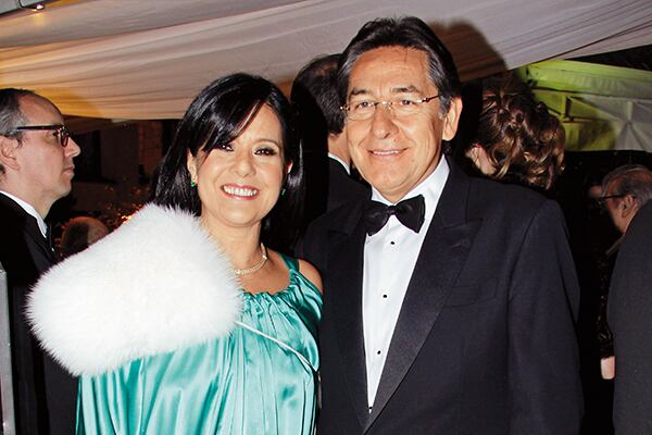 Claudia de Martínez y Néstor Humberto Martínez.