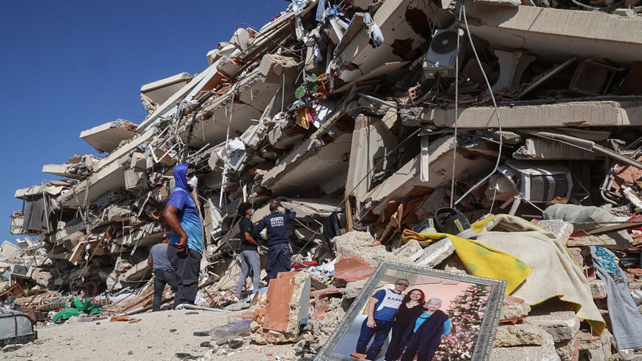 La búsqueda de los venezolanos desaparecidos tras el terremoto está llena de angustia. Se calcula que miles podrían estar muertos. (Photo by Edilzon Gamez/Getty Images)